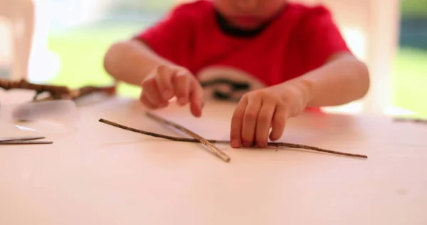 Kreatív Gyermek Csecsemő Játszik Bottal Kézműves Ragasztószalaggal — Stock Fotó