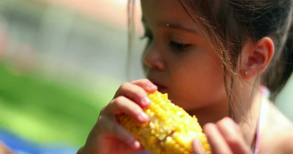 Düşünceli Küçük Kız Dışarıda Mısır Yiyor — Stok fotoğraf
