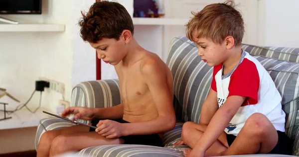 Los Niños Que Usan Dispositivo Tableta Casa Por Mañana Niño — Foto de Stock