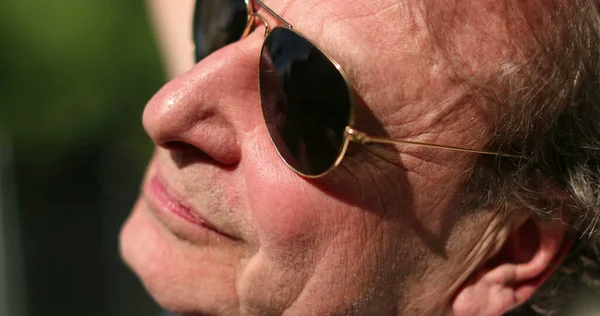 Homem Velho Usando Óculos Escuros Desfrutando Aposentadoria Senior Homem Fora — Fotografia de Stock