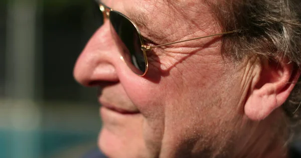 Ein Alter Mann Mit Sonnenbrille Genießt Seinen Ruhestand Älterer Mann — Stockfoto