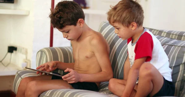 Kinder Saßen Hause Auf Sofa Und Spielten Mit Tablet Gerät — Stockfoto