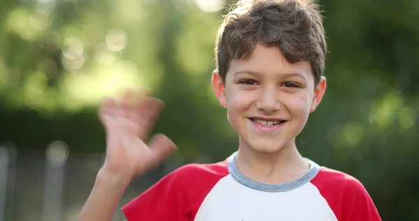 Kleine Jongen Kind Zwaaien Naar Camera Met Hand Glimlachen Buiten — Stockfoto