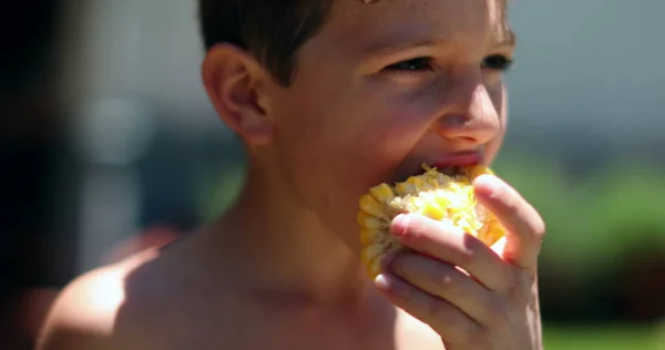 Liten Pojke Som Äter Majs Utanför Barn Äter Hälsosamt Mellanmål — Stockfoto