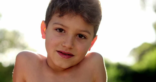 Маленький Хлопчик Посміхається Камери Відкритому Повітрі — стокове фото