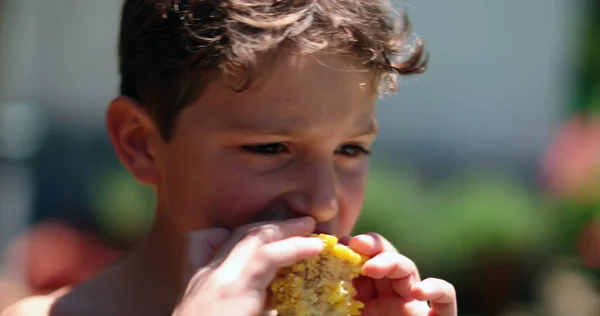 Glad Pojke Som Äter Majs Utanför Barn Äter Hälsosamt Mellanmål — Stockfoto