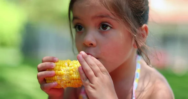 Gadis Kecil Yang Lucu Makan Tongkol Jagung Luar Sana Gadis — Stok Foto