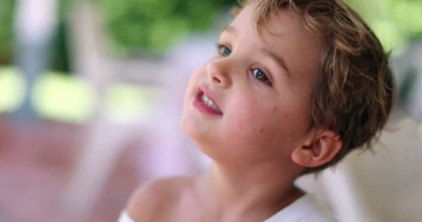 幼児の顔の肖像画 4歳の少年 — ストック写真
