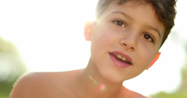 Chlapec Venku Slunečním Světlem Světlicí Dítě Venku Parku — Stock fotografie