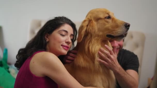 Šťastný Pár Baví Roztomilé Labrador Pes Doma — Stock video