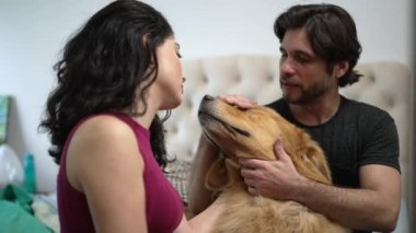 Mutlu çift evde labrador köpeğiyle eğleniyor. 