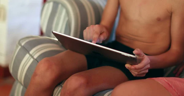 Niño Usando Celebración Tableta Dispositivo Técnico Que Toca Pantalla Con — Foto de Stock