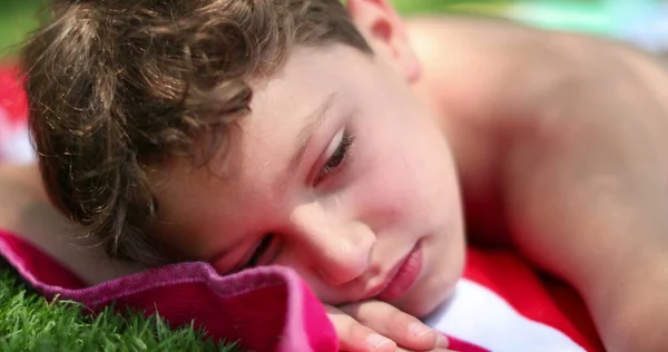 Draußen Lag Ein Aufgeweckter Junge Gras Besinnlich Nachdenkliches Kind — Stockfoto