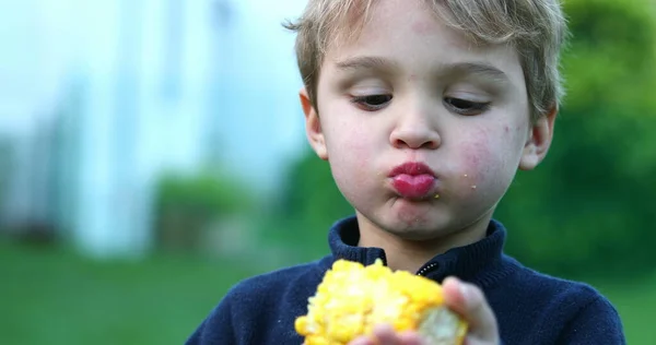 Menino Comendo Lanche Milho Fora Natureza Retrato Lactentes Que Comem — Fotografia de Stock
