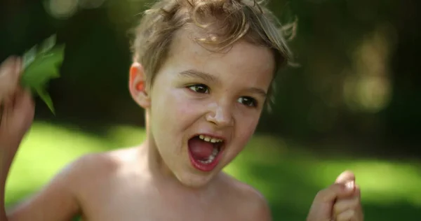 Szczęśliwy Podekscytowany Maluch Skaczący Górę Dół Zewnątrz Kid Otrzymywać Wiadomości — Zdjęcie stockowe