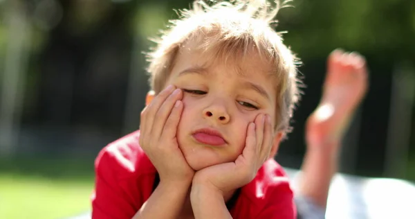 Pensiva Criança Bonito Livre Pensando Criança Contemplativa Com Mãos Queixo — Fotografia de Stock