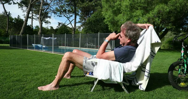 Older Man Resting Sitted Home Garden Senior Person Outdoor Backyard — Stockfoto
