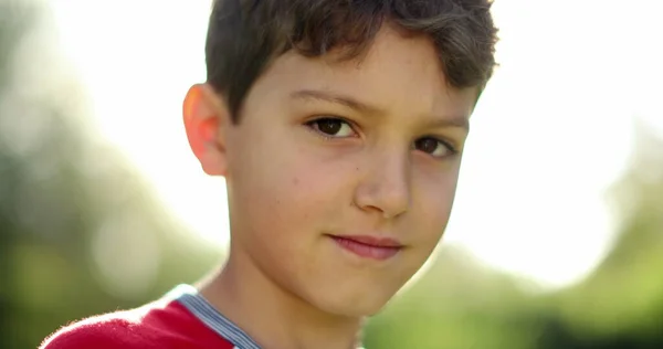 Портрет Дитини Молодого Хлопчика Відкритому Повітрі Лінзою — стокове фото