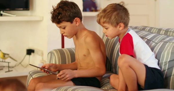 Gyerekek Otthon Tartják Táblagép Képernyőjét Gyerekek Böngészés Internet Vagy Játék — Stock Fotó
