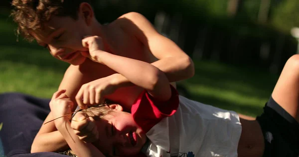 Hermanos Luchando Entre Aire Libre Pelea Vida Real Auténtica — Foto de Stock