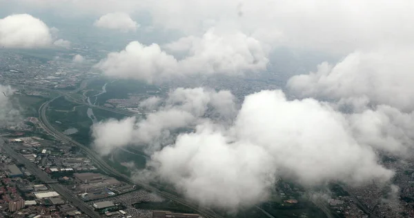 Passageiro Pov Olhando Nuvens Janela Avião Passando — Fotografia de Stock