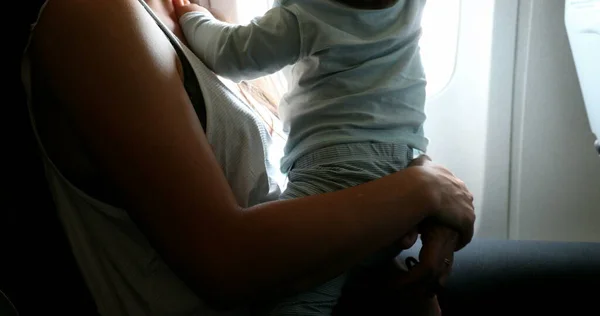 Pai Viajando Com Bebê Dentro Avião Mãe Segurando Criança Dentro — Fotografia de Stock