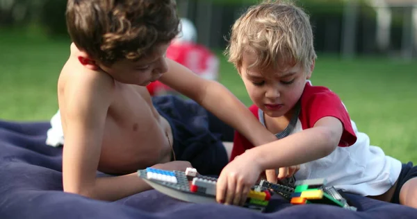 Kinder Spielen Draußen Heimischen Garten Mit Spielzeug Authentisch Verspielte Kinder — Stockfoto