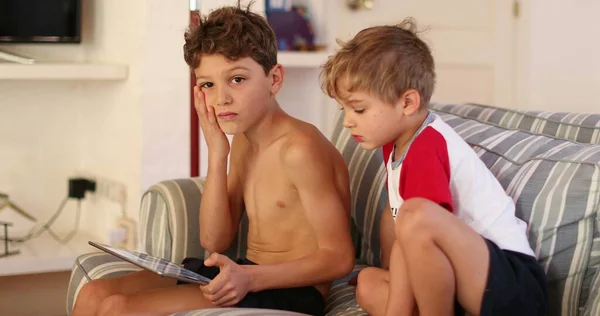Kinder Auf Dem Sofa Hause Spielen Mit Tablet Gerät — Stockfoto