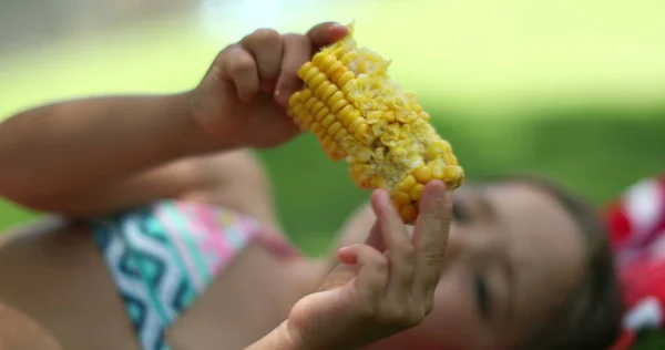 Gadis Kecil Makan Jagung Luar Diletakkan Rumput Anak Melamun Sambil — Stok Foto