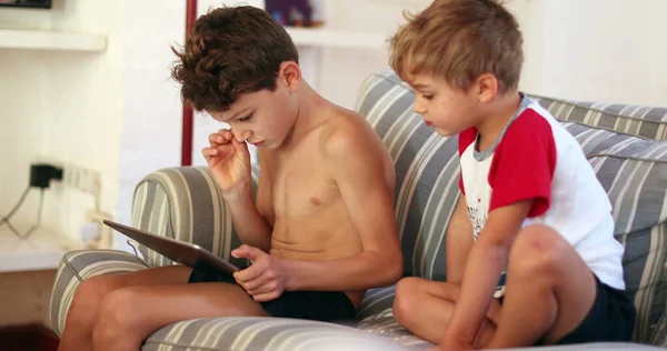 Küçük Kardeş Ablasına Göz Kulak Oluyor Evde Kanepede Tablet Kullanıyor — Stok fotoğraf