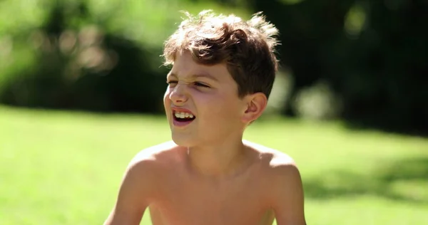 幸せなハンサムな若いです男の子子供座って外で日光浴リラックス — ストック写真