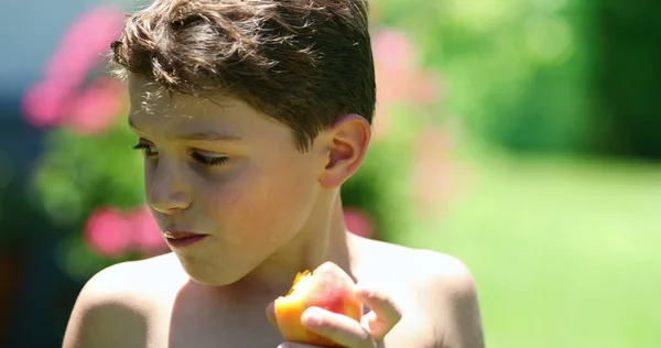 Menino Pensativo Comendo Lanche Frutas Saudável Quintal Criança Contemplativa Come — Fotografia de Stock