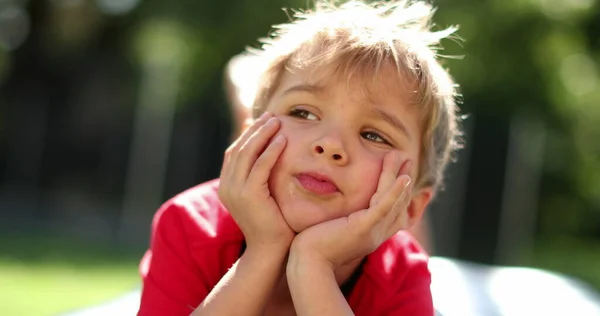 Criança Pensativo Infantil Pensar Sobre Vida Com Mão Queixo Colocado — Fotografia de Stock
