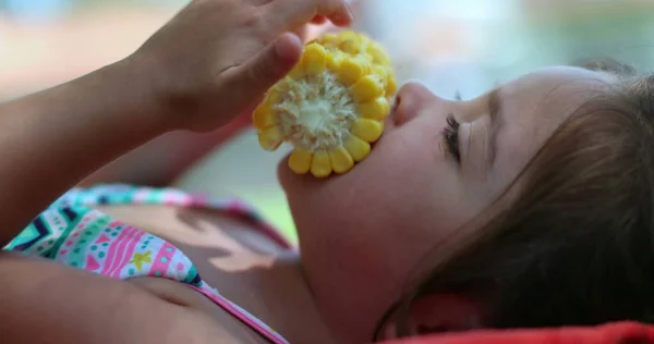 Lekfull Barn Flicka Äter Vegetabilisk Majs Utanför Picknick — Stockfoto