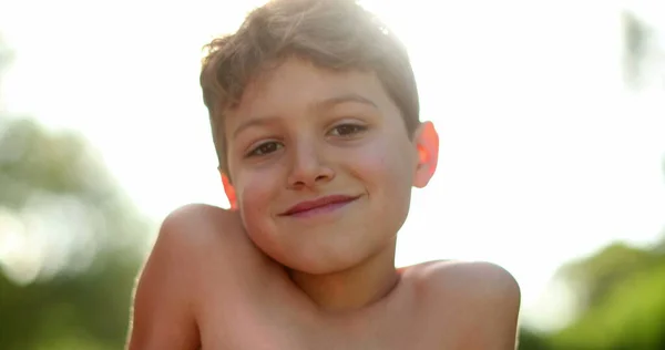 Портрет Красивого Хлопчика Який Дивиться Камеру Посміхається Надворі Літній День — стокове фото