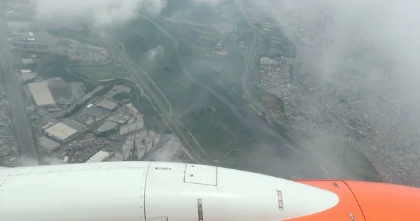 Uçak Penceresinin Yolcusu Uçak Bulutun Içine Giriyor — Stok fotoğraf