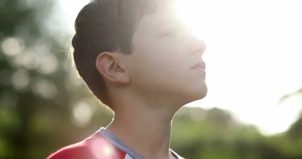 Düşünceli Çocuk Güneş Işığında Dışarıda Düşünüyor Dalgın Düşünceli Çocuk — Stok fotoğraf