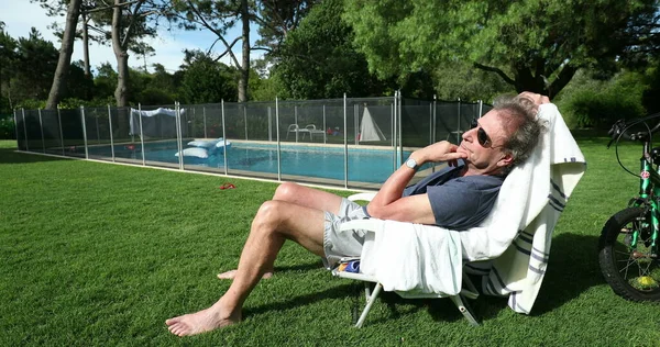 Senior Man Resting Outdoor Backyard Home Garden Swimming Pool Older — Fotografia de Stock