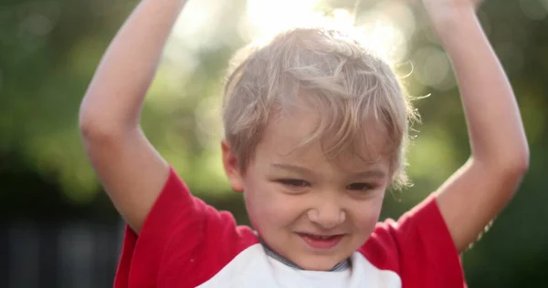Счастливый Мальчик Празднует Поднятие Рук Портрет Блондинистого Мальчика Младенца Чувствующего — стоковое фото