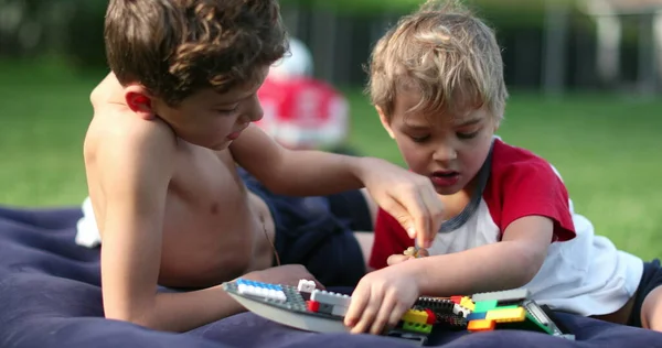Діти Грають Іграшками Подвір Автентичне Реальне Життя Грайливі Діти Брати — стокове фото