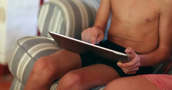 Gyerek Használ Holding Tabletta Tech Eszköz Érintőképernyő Ujjal — Stock Fotó