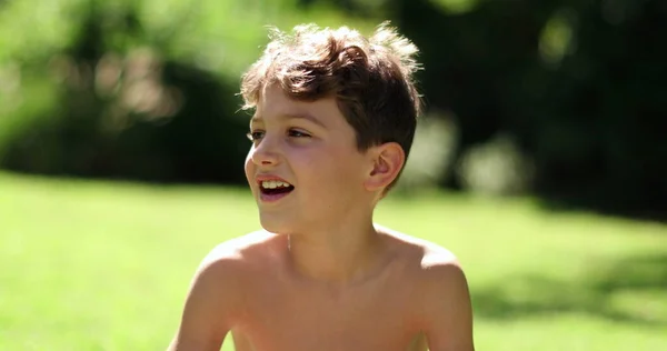 Szczęśliwy Przystojny Młody Chłopiec Dziecko Siedzi Zewnątrz Świetle Słonecznym Zrelaksowany — Zdjęcie stockowe