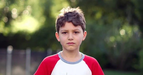 Expressão Menino Perturbado Tornando Sério Retrato Criança Mudando Emoções Ficando — Fotografia de Stock