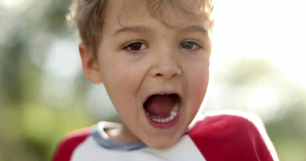 幼児の男の子は喜びと幸せを感じて口を開けて顔 屋外の子供の肖像画 — ストック写真