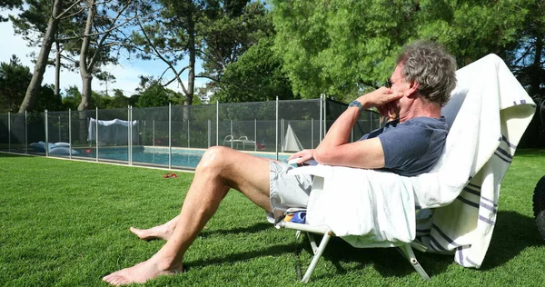 Senior Man Resting Backyard Casual Older Person Enjoying Retirement — Stockfoto