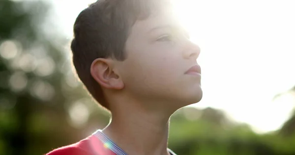 希望と信仰を持って空を見上げていた少年 思慮深い子 — ストック写真