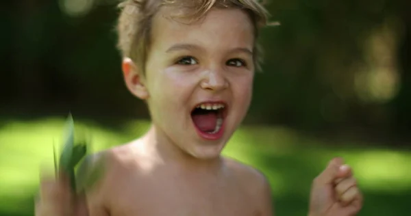 Dışarıda Hoplayıp Zıplayan Heyecanlı Bebek Çocuk Çocuk Sevinç Dolu Haberler — Stok fotoğraf