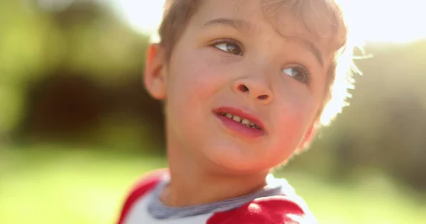 屋外で幸せな幼児の男の子の子供 外で喜びの子供を表現 — ストック写真