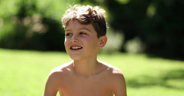 Щасливий Красивий Молодий Хлопчик Дитина Сидів Надворі Сонячному Світлі Розслаблений — стокове фото