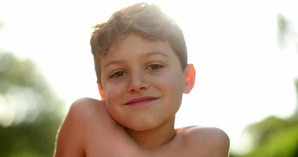 Portrait Beau Garçon Enfant Regardant Caméra Sourire Extérieur Pendant Journée — Photo